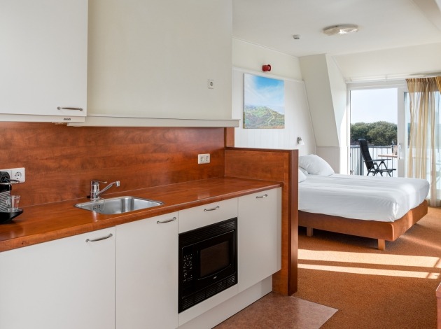Suite Deluxe zeezicht nr. 7, keukenblok en bed